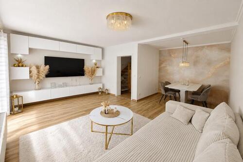 Offenes Wohnzimmer mit Essbereich - 5 Zimmer Reihenmittelhaus in Hamburg