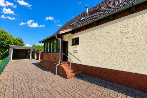 Auffahrt zum Carport mit Eingangsbereich - 6 Zimmer Einfamilienhaus in Bremervörde