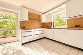 Moderne Küche mit Balkonzugang - 
