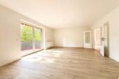 Großzügiges Wohnzimmer mit Balkonzugang - Etagenwohnung mit 83,00 m&sup2; in Henstedt-Ulzburg zum Kaufen
