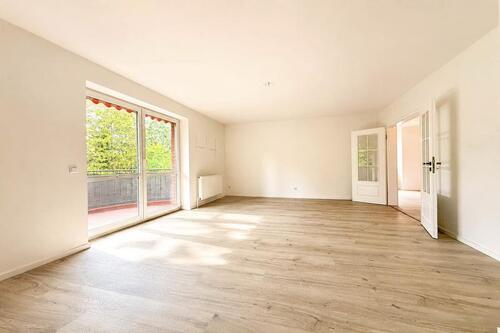 Großzügiges Wohnzimmer mit Balkonzugang - Etagenwohnung mit 83,00 m&sup2; in Henstedt-Ulzburg zum Kaufen