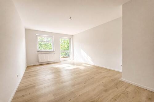Helles Schlafzimmer mit Balkonzugang - 