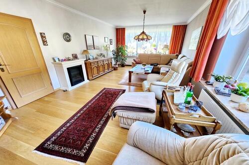 Großes Wohnzimmer - 13 Zimmer Mehrfamilienhaus, Wohnhaus in Kaiser-Wilhelm-Koog