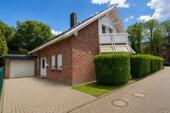 Grüne Frontansicht - 4 Zimmer Einfamilienhaus in Halstenbek
