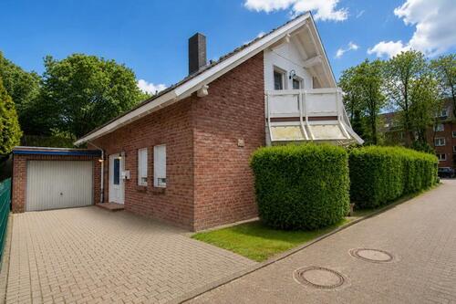 Grüne Frontansicht - 4 Zimmer Einfamilienhaus in Halstenbek