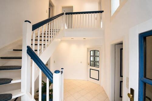 Diele mit eleganter Treppe - Einfamilienhaus mit 125,00 m&sup2; in Halstenbek zum Kaufen