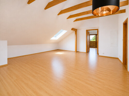 Wohnzimmer - Dachgeschoßwohnung mit 71,00 m&sup2; in Malching zum Kaufen