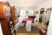 Wohnzimmer nach außen - Dachgeschoßwohnung mit 86,00 m&sup2; in Starnberg zum Kaufen
