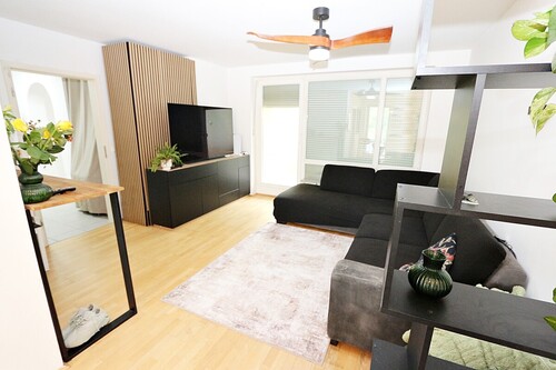 Wohnzimmer - 4 Zimmer Etagenwohnung in München