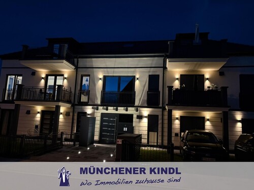 ***Hausansicht bei Nacht*** - ***Design trifft Komfort: Exklusive DG-Wohnung mit Tiefgarage!***