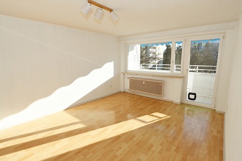 Wohnzimmer_nach außen - Etagenwohnung mit 74,00 m&sup2; in München zum Kaufen