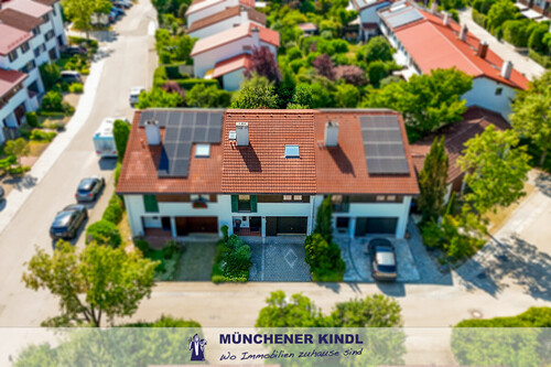 Luftaufnahme - Splitlevel-Reihenhaus mit Westausrichtung in Unterhaching