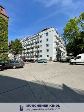 Ansicht Haus Straßenseite - Mitten in der Au - Frei 2 Zimmer Wohnung