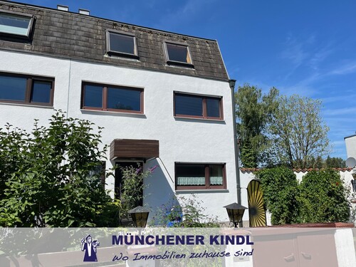 Frontansicht - Reihenendhaus mit Potenzial in guter Lage von Gröbenzell mit Terrasse u. großem Garten sucht Familie
