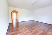 Blick vom Balkon auf das Wohnzimmer - 