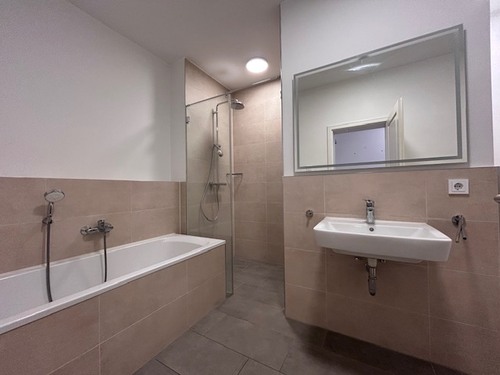 Badezimmer - Dachgeschoßwohnung mit 60,00 m² in Karlsfeld zum Kaufen