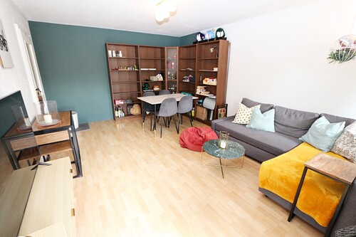 Wohnzimmer nach innen - 3 Zimmer Etagenwohnung in München
