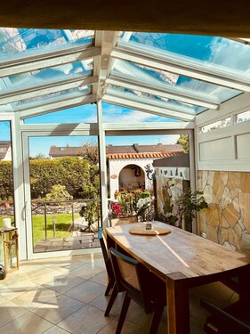 Toller Wintergarten mit Sicht zum Garten - 