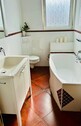 Bad im EG mit Wanne und Fenster - 