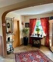 Freundlicher Eingangsbereich mit Garderobe und Gäste-WC - 