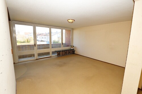 Wohnzimmer_nach außen - 2 Zimmer Etagenwohnung in Germering