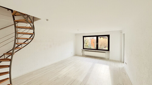 Wohnzimmer - 7 Zimmer Doppelhaushälfte in München