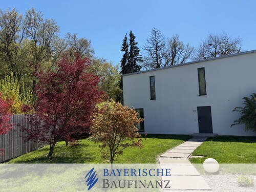 *STRASSENANSICHT* - • PURISTISCHE VILLA IN MODERNEM BAUHAUS-INDUSTRIE-DESIGN • RUHIGE SÜDLAGE IN STARNBERG-SÖCKING •