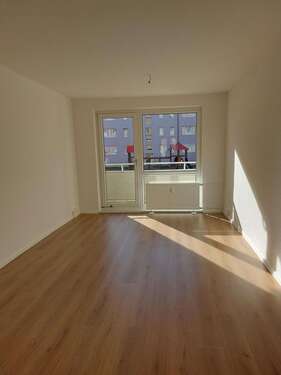 Wohnzimmer mit Balkon - *Hochwertig sanierte 3-Raum-Wohnung mit Balkon in ruhiger Lage *