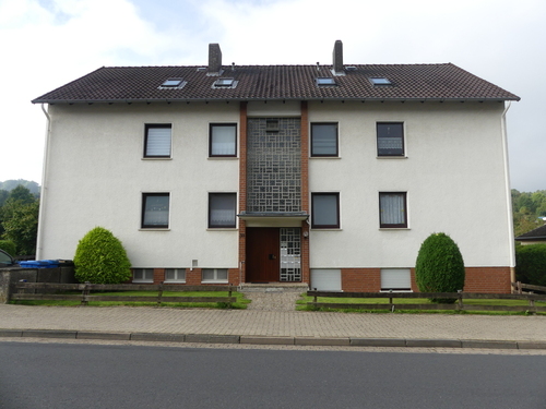 Hausansicht - Schöne 4-Zimmer-Wohnung mit Balkon!