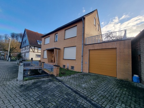 Hausansicht - Schöne 7-Zimmer-Wohnung mit Dachterrasse!