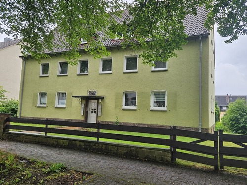 Hausansicht - 2,5-Zimmer-Wohnung mit Gartennutzung!