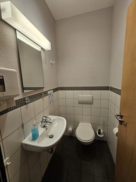 Herren-WC - 3 Zimmer Mehrfamilienhaus, Wohnhaus in Laatzen