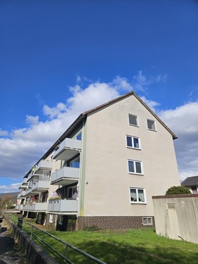 Hausansicht hinten - 3 Zimmer Dachgeschoßwohnung zur Miete in Alfeld