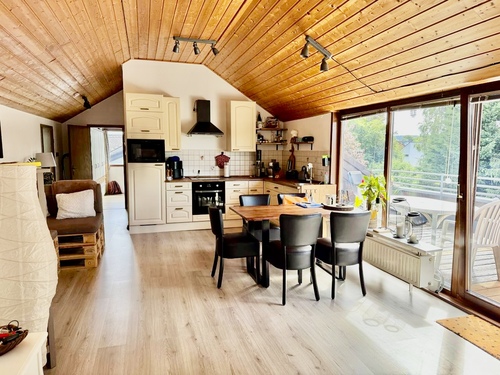 Wohnraum mit offener Küche - 2 Zimmer Dachgeschoßwohnung in Roetgen