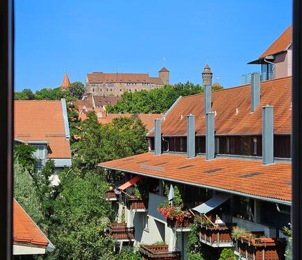 Aussicht - Wohlfühlen auf zwei Ebenen! Lichtdurchflutete Maisonettewohnung mit Burgblick und Tiefgaragenstellplatz.