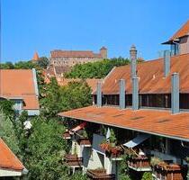Wohlfühlen auf zwei Ebenen! Lichtdurchflutete Maisonettewohnung mit Burgblick und Tiefgaragenstellplatz. - Nürnberg 10809564000