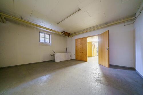 Zimmer hinten - Großzügiges Souterrain zum Selbstausbau!