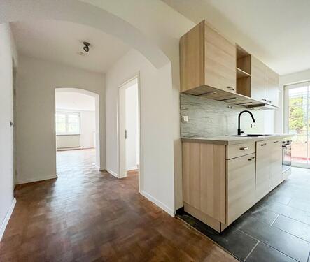 Flur-Küche - Leerstehende Wohnung mit Balkon und EBK!