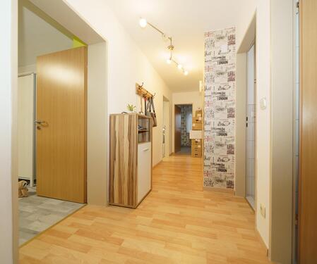 Flurr - Schöne Wohnung mit Einbauküche in 6-Familienhaus in ruhiger Lage!