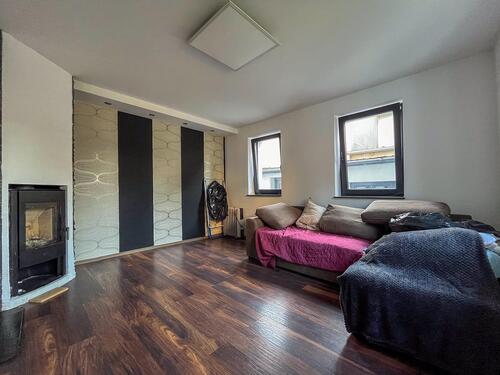 WohnenHaus groß - 8 Zimmer Doppelhaus zum Kaufen in Neuendettelsau