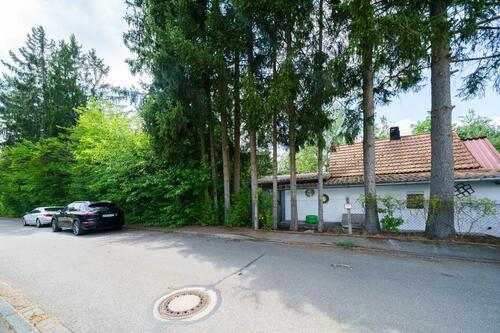 Straßen-Teilansicht - Bauträger aufgepasst! Voll erschlossenes Baugrundstück in ruhiger Lage in Roth-Bernlohe.