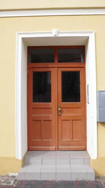 HAUSEINGANG - 54 m² - 1.OG - re.- 2-R-ETAGEN-WHG - BÜTZOW - WOHNEN IN STADTLAGE - NEBENZENTRUM