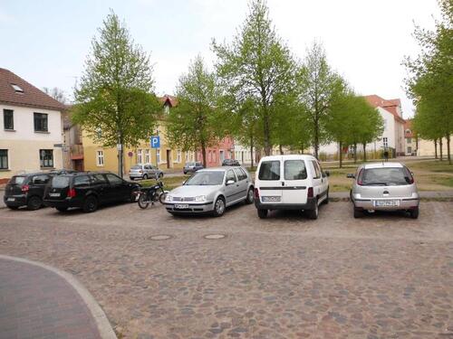 ÖFENTLICHER PARKPLATZ - 