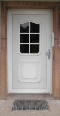 MFH-EINGANG - SANIERTE 5-R-OG-WHG-RECHTS-NATUR SOWEIT DAS AUGE BLICKT-IM SOLIDEN LÄNDLICHEN MFH-TARNOW