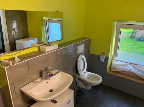 BAD_EG_WASCHTISCH_WC_FENSTER - 