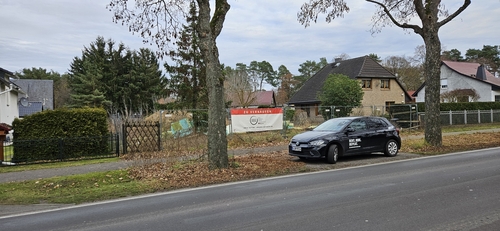 Blick zum Grundstück (1) - FREIES BAUGRUNDSTÜCK - IDEAL FÜR EIN MEHRFAMILIENHAUS ODER 2 DOPPELHAUSHÄLFTEN!