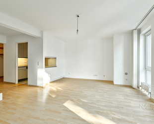 FRISCH RENOVIERTE NEUBAU-MAISONETTE MIT SÜD-BALKON UND TIEFGARAGEN-STELLPLATZ! - Teltow
