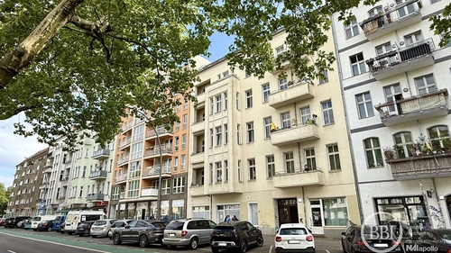 Hausansicht - Grünes Refugium im Bötzowkiez – 3-Zimmer-Altbau mit seltenem Garten
