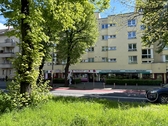 Straßenfront - BESTE SCHÖNEBERGER GESCHÄFTSLAGE: LADENEINHEIT MIT KELLER UND 12 STELLPLÄTZEN ZUR MIETE