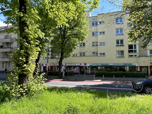 Straßenfront - BESTE SCHÖNEBERGER GESCHÄFTSLAGE: LADENEINHEIT MIT KELLER UND 12 STELLPLÄTZEN ZUR MIETE